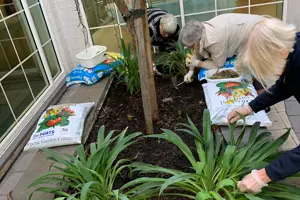 Lockleys gardening-lifestyle_1016x677-WEB.jpg