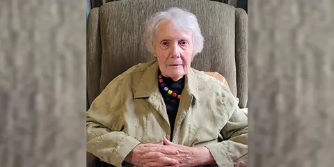 <h4 class="text-dark-teal text-xl mb-3">Thea Newbold – Kensington Gardens</h4>