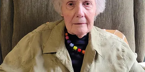 <h4 class="text-dark-teal text-xl mb-3">Thea Newbold – Kensington Gardens</h4>